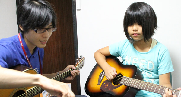 ギターを教える写真3